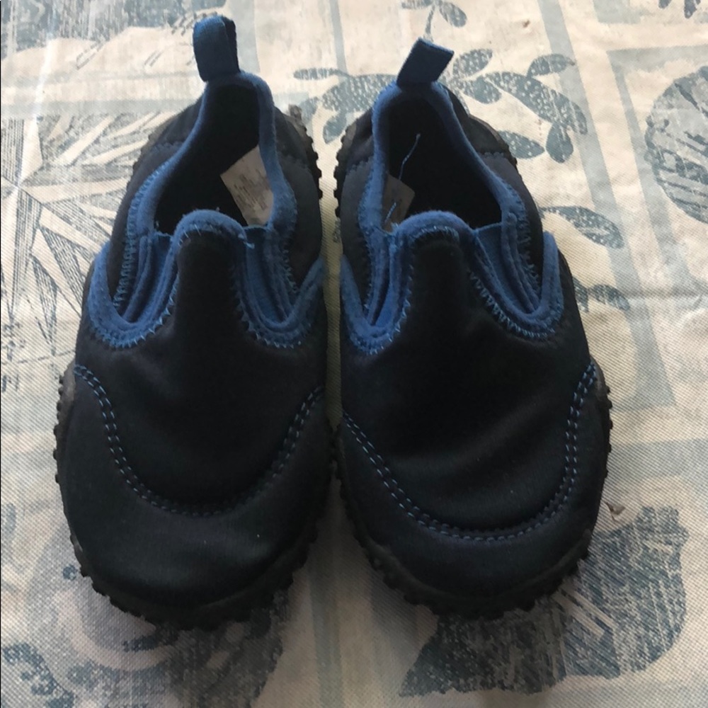 toddler boys size 6 water shoes